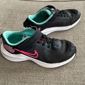 Nike Downshifter “Black Dynamic Turquoise”